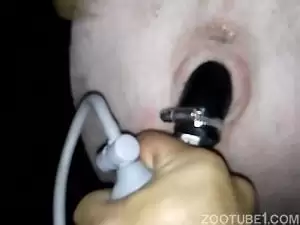 Video caseiro de homem socando consolo na porca