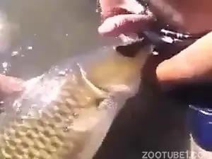 Homem pescando e batendo punheta para animal