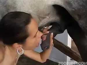 Mulher curiosa colocando rola do animal na boca
