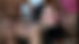 Mulher mascarada com a boca cheia de esperma