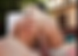 Homem de pau duro socando na xota da cadelinha